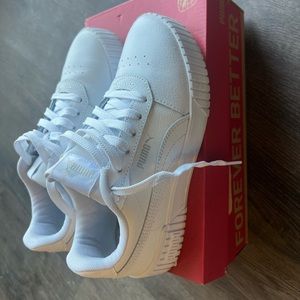 Womens Puma tennis shoes